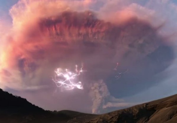 Σύννεφο ηφαιστειακής σκόνης ανάβει από αστραπές